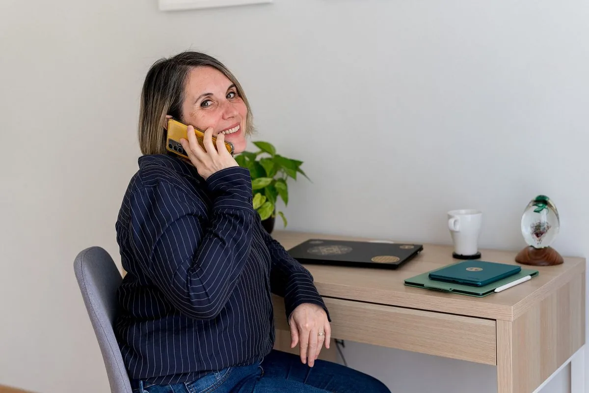 Contact : Sophie Bordes-Meunier au téléphone, souriante, à son bureau