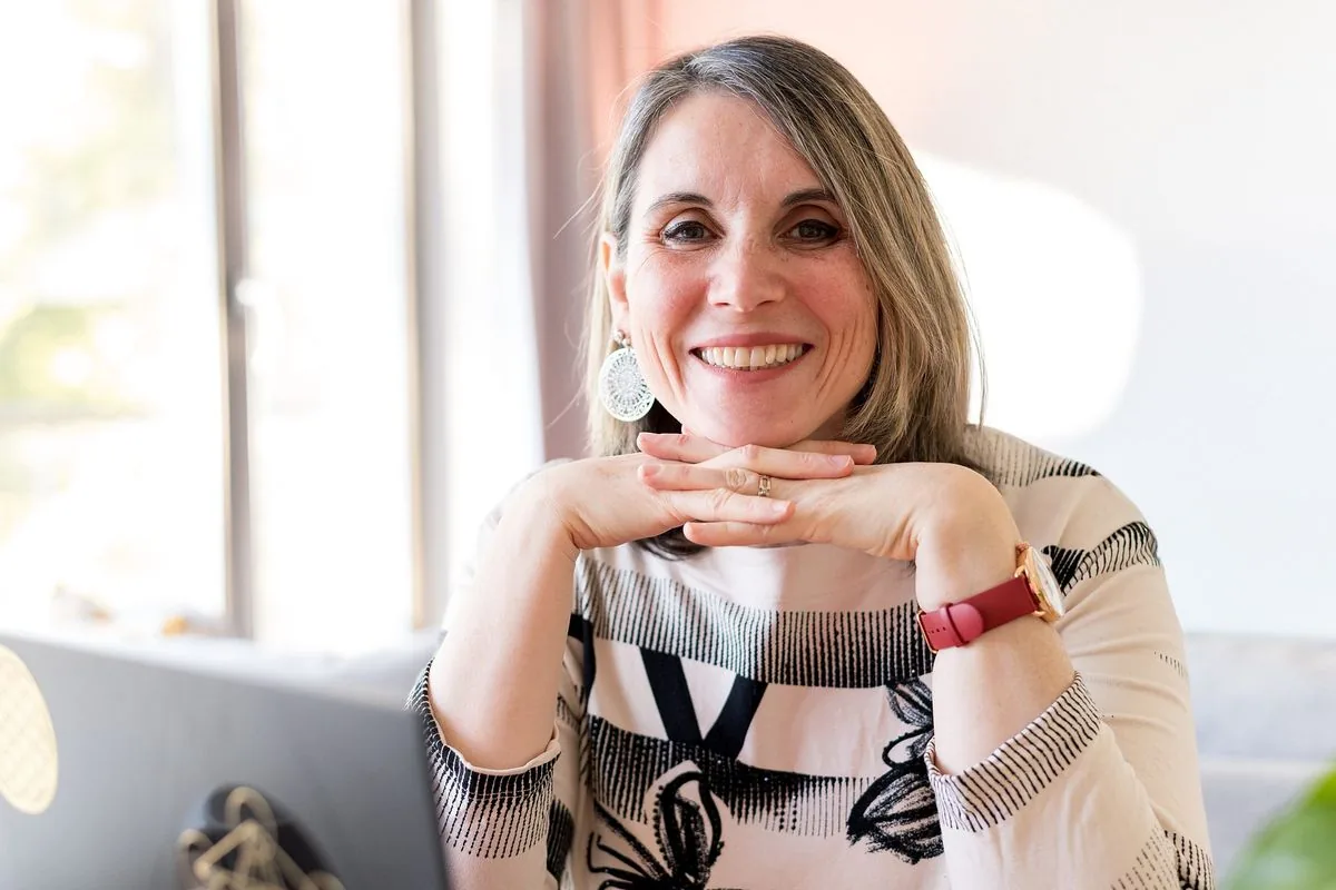 Formation en communication animale : Sophie Bordes-Meunier sourit, les mains jointes sous le menton