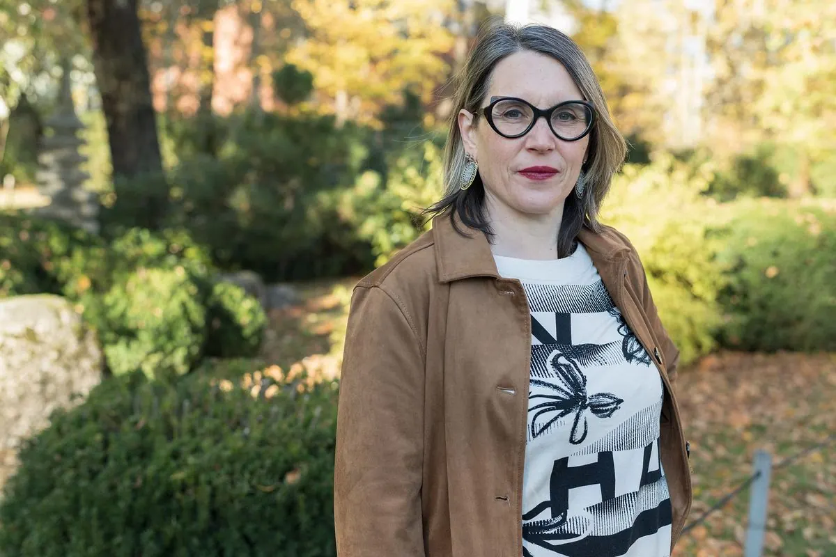 Soin énergétique à distance : Sophie Bordes-Meunier debout dans un jardin japonais, en automne