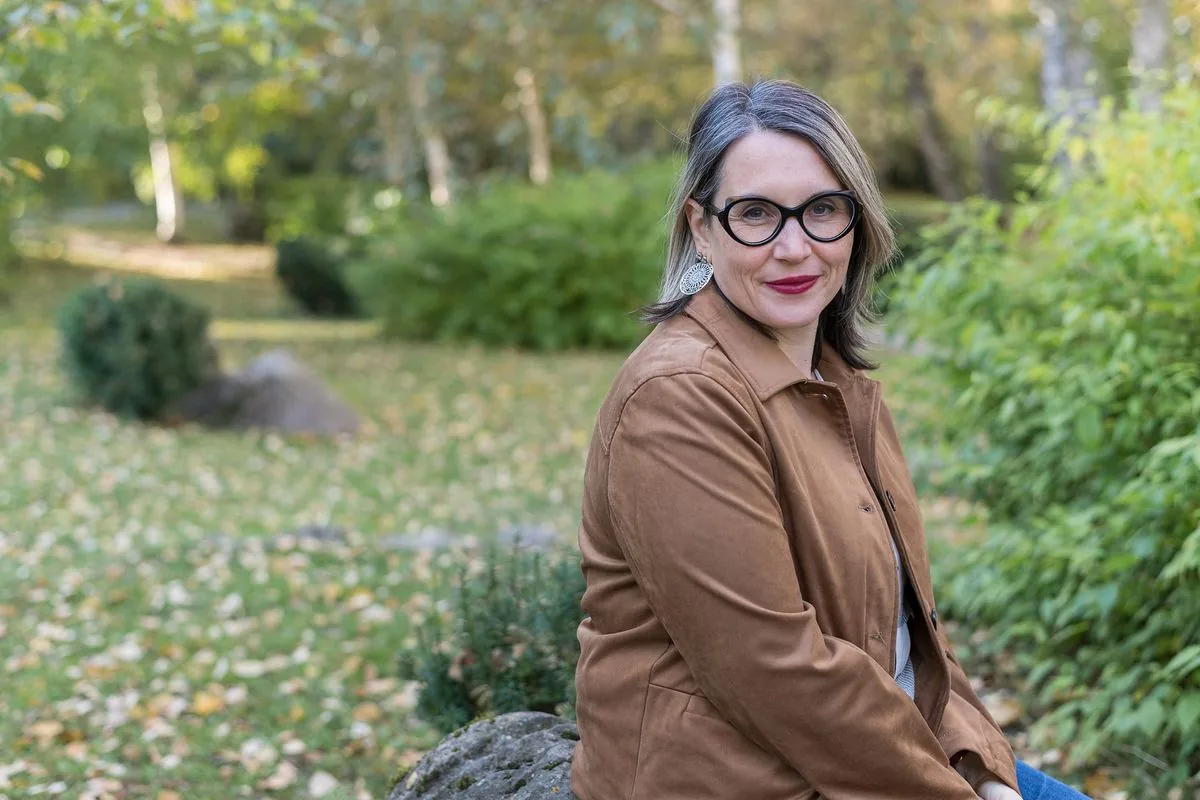 Soin énergétique animal : Sophie Bordes-Meunier assise dans un jardin japonais, en automne