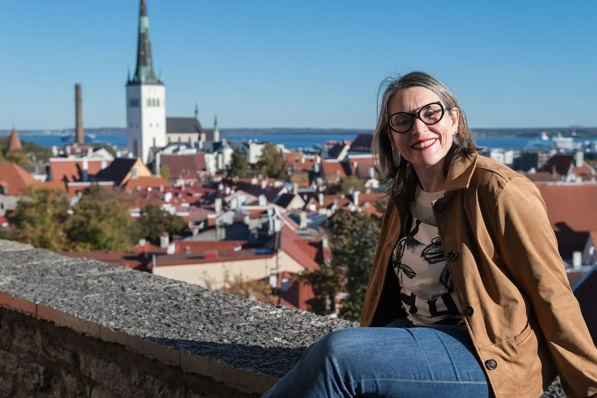 Sophie Bordes-Meunier sur la colline de Toompea, la vieille ville de Tallinn en contrebas