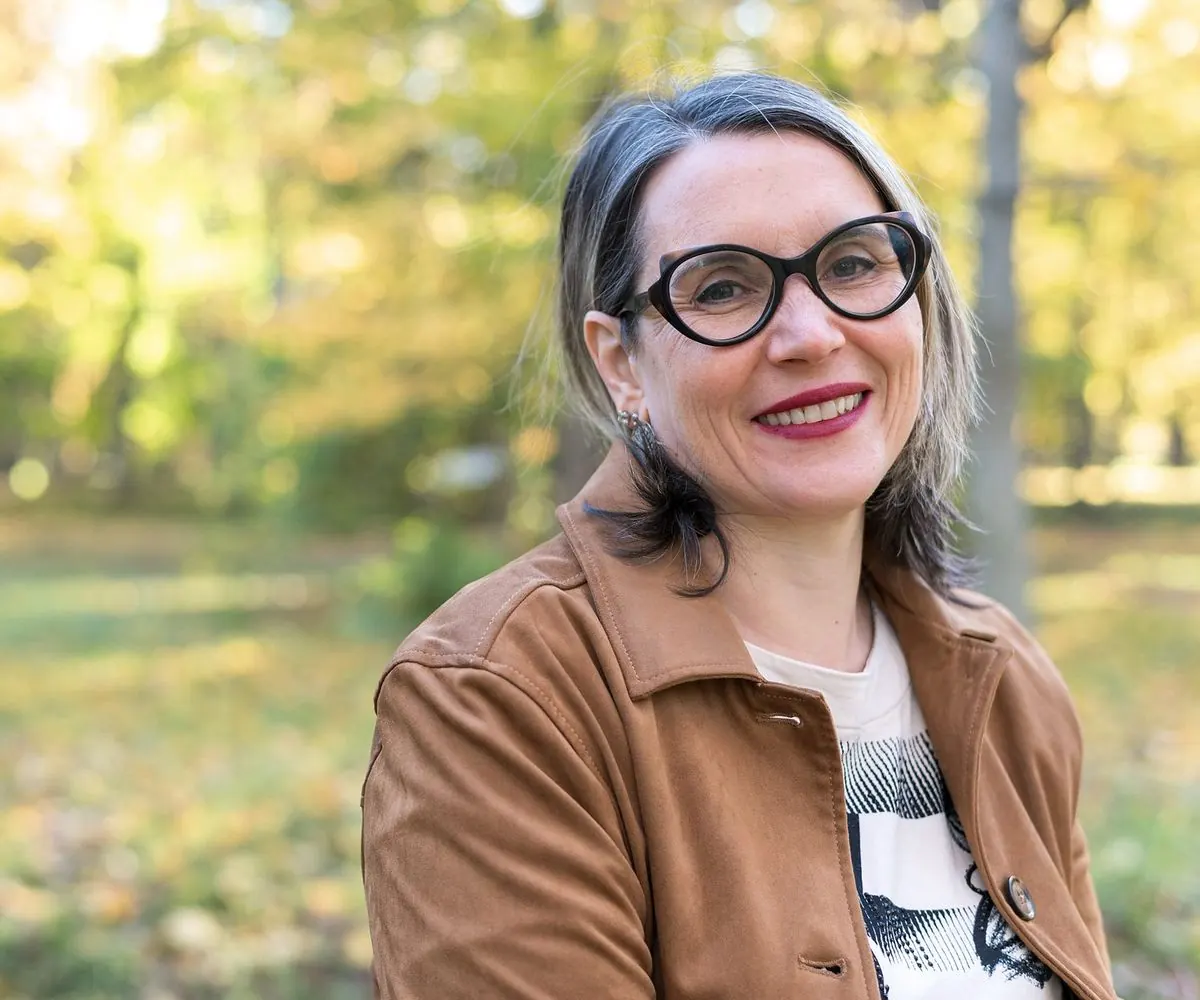 Sophie Bordes-Meunier sourit dans un parc de Tallinn, en automne