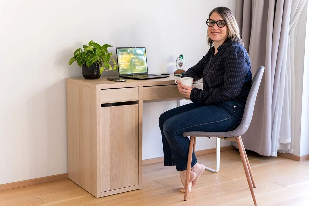 Tarif communication animale : Sophie assise à son bureau, une tasse à la main